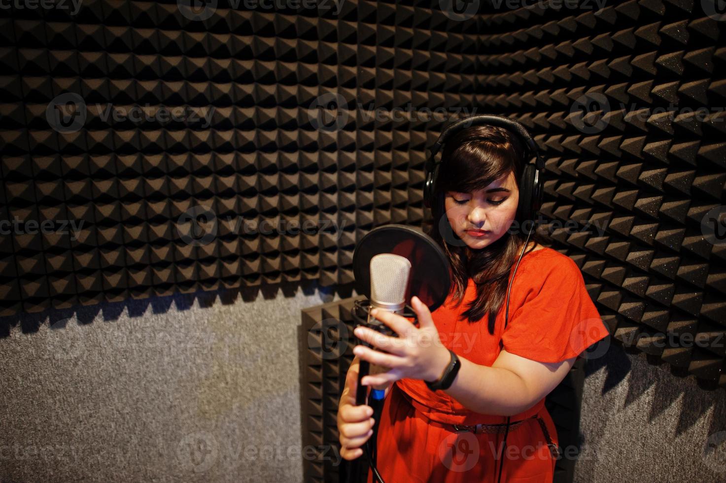 jeunes chanteurs asiatiques en duo avec microphone enregistrant une chanson dans un studio de musique d'enregistrement. photo