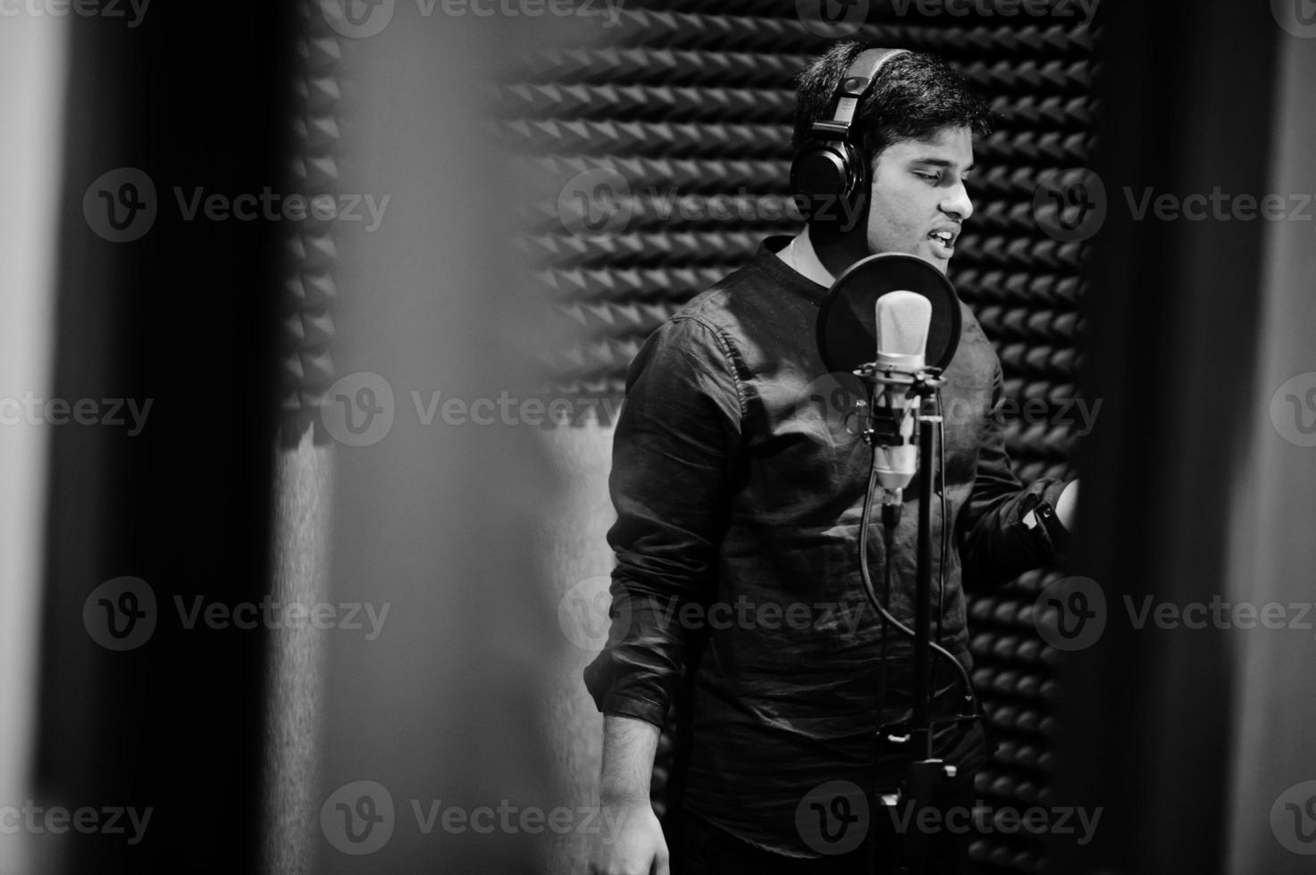 jeune chanteur asiatique avec microphone enregistrant une chanson dans un studio de musique d'enregistrement. photo