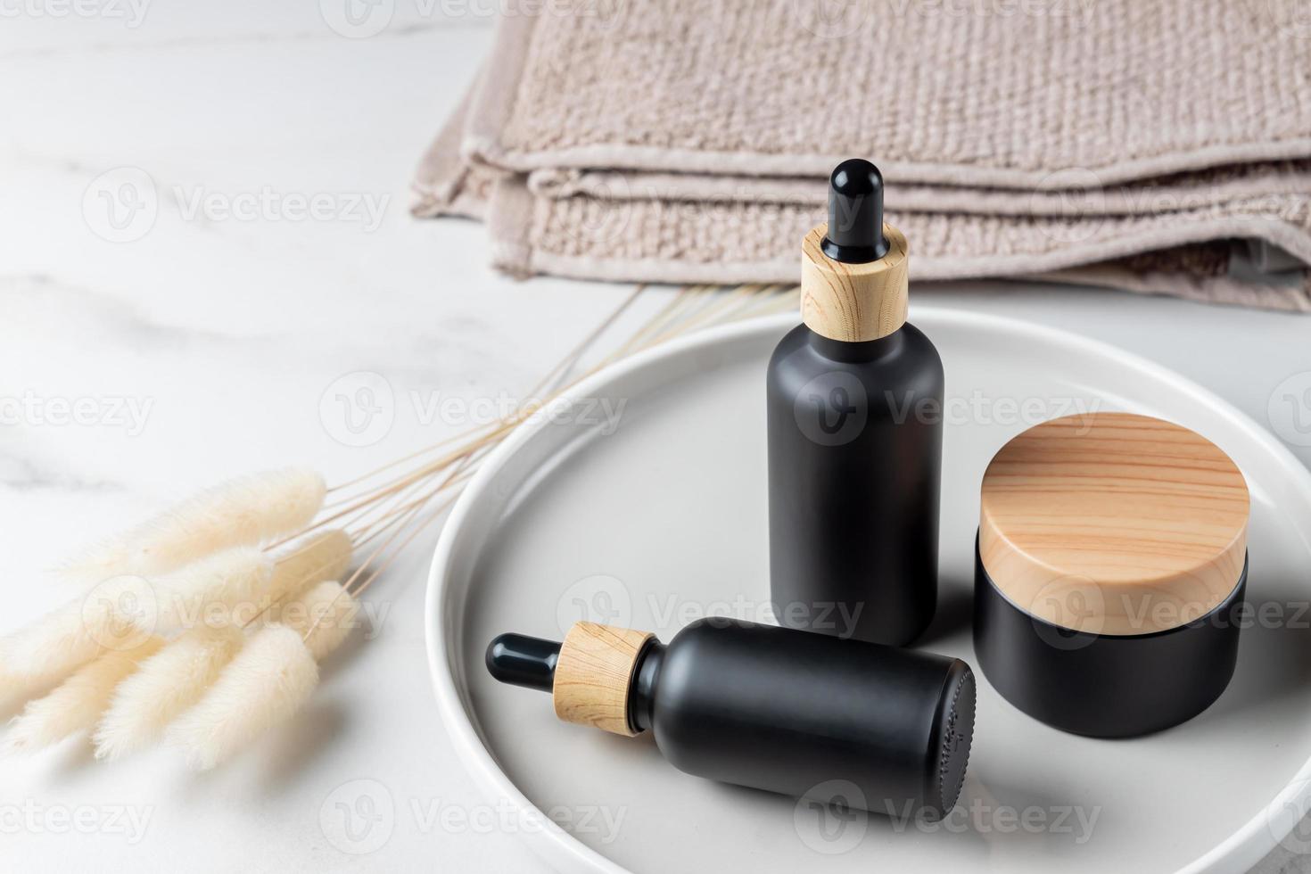 ensemble de produits cosmétiques sur une table en marbre de la salle de bain. collection d'emballages cosmétiques pour crème et sérum pour le visage. étiquette vierge de beauté naturelle pour le concept de maquette de marque. photo