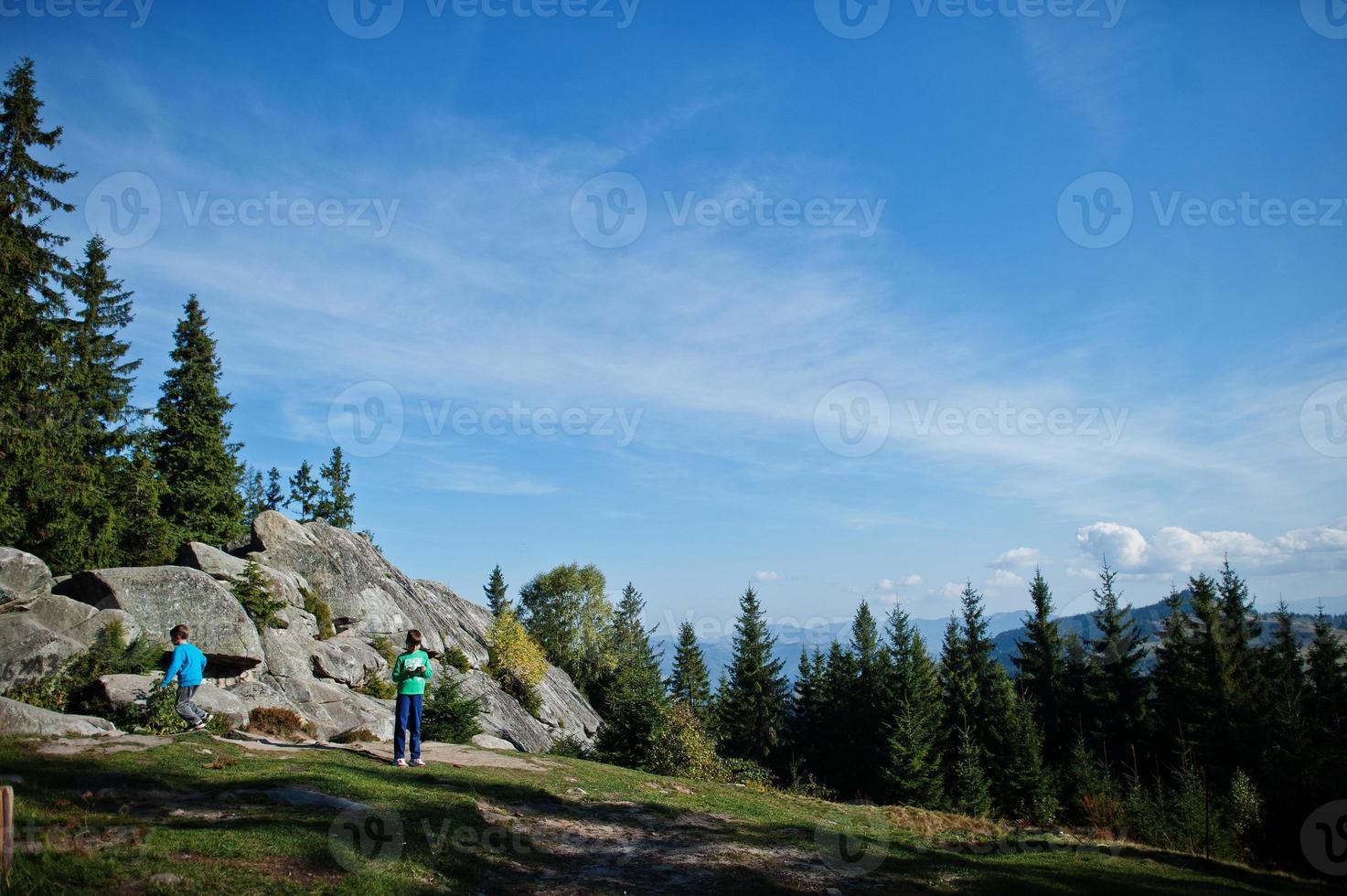 les frères font de la randonnée dans les montagnes, les enfants marchent le long d'un sentier de montagne, des activités de plein air avec des enfants, un frère, un garçon avec son frère en voyage. photo