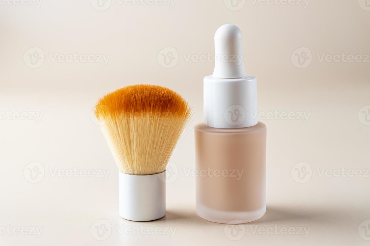 crème de fond de teint liquide flacon sans marque avec pinceau de maquillage. correction faciale, correcteur liquide, produit de soin ton ou bb crème sur fond pastel. photo