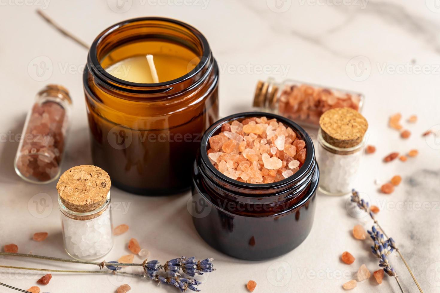 accessoires de bain et de spa. sel de mer aux fleurs sèches de lavande. mise au point sélective. photo