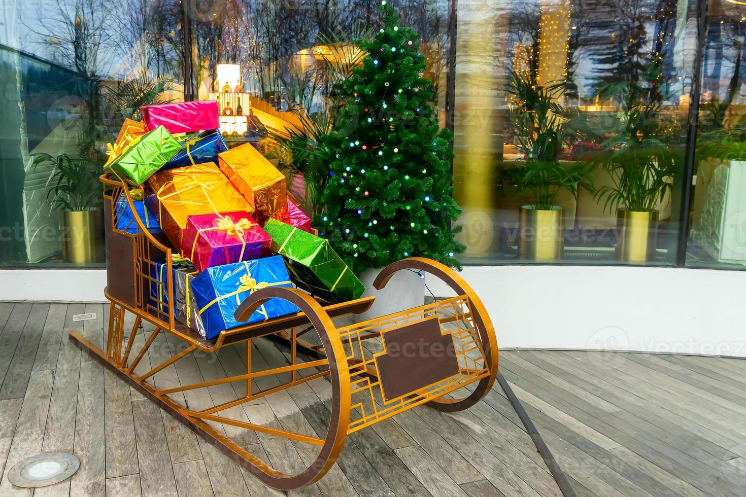 traîneau plein de coffrets cadeaux de noël. décoration de jardin pour les vacances d'hiver. photo