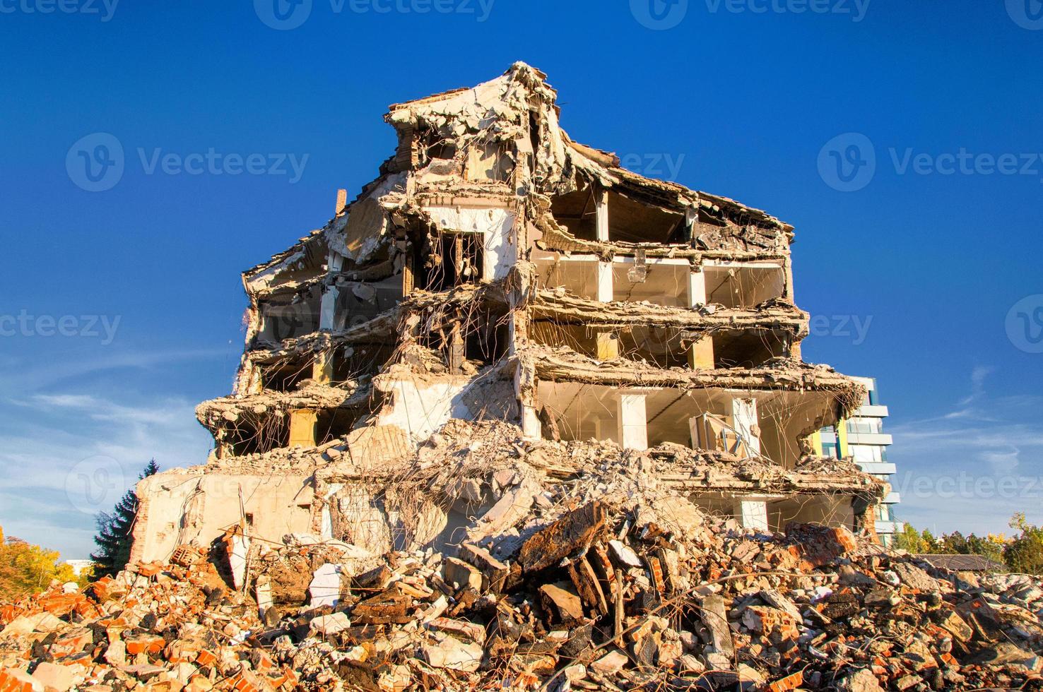 démolition de bâtiments en milieu urbain photo