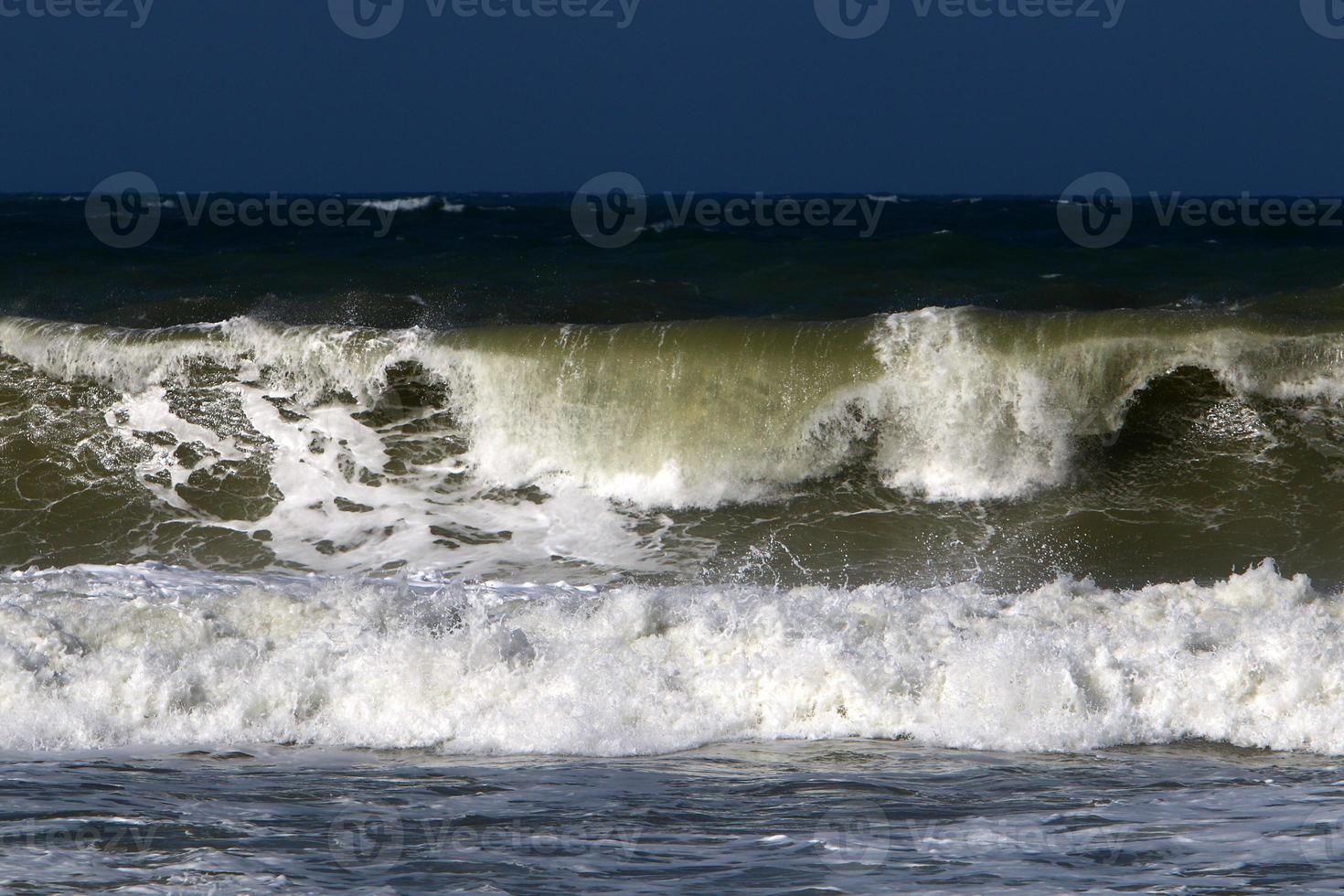 tempête sur la mer méditerranée dans le nord d'israël. photo