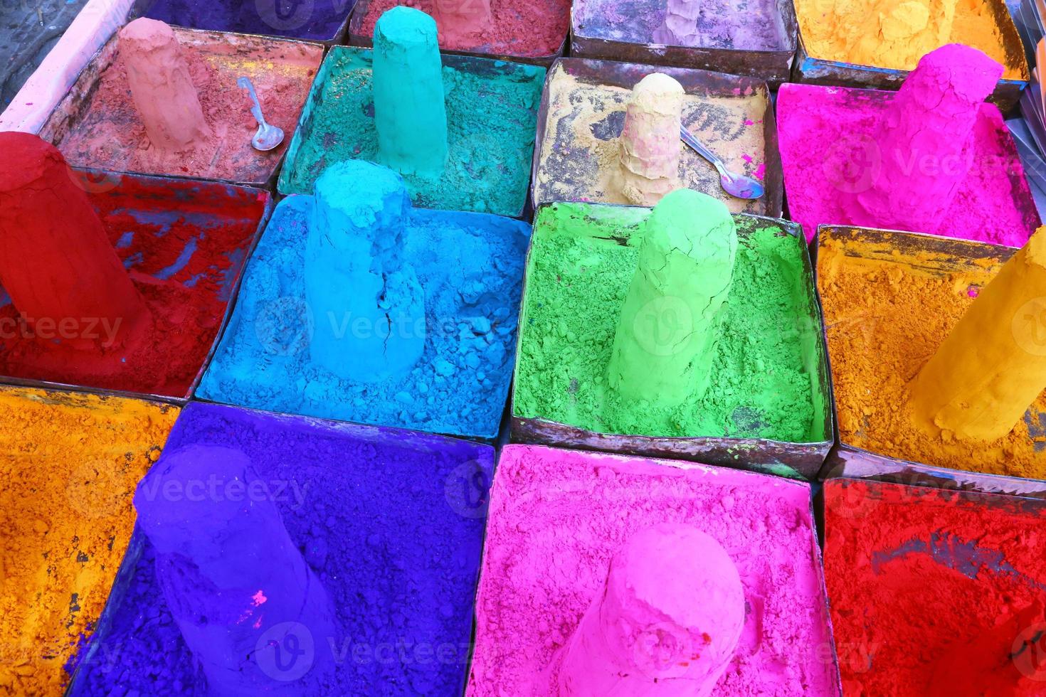 Poudres multicolores sur le marché indien de Pushkar, Rajasthan photo