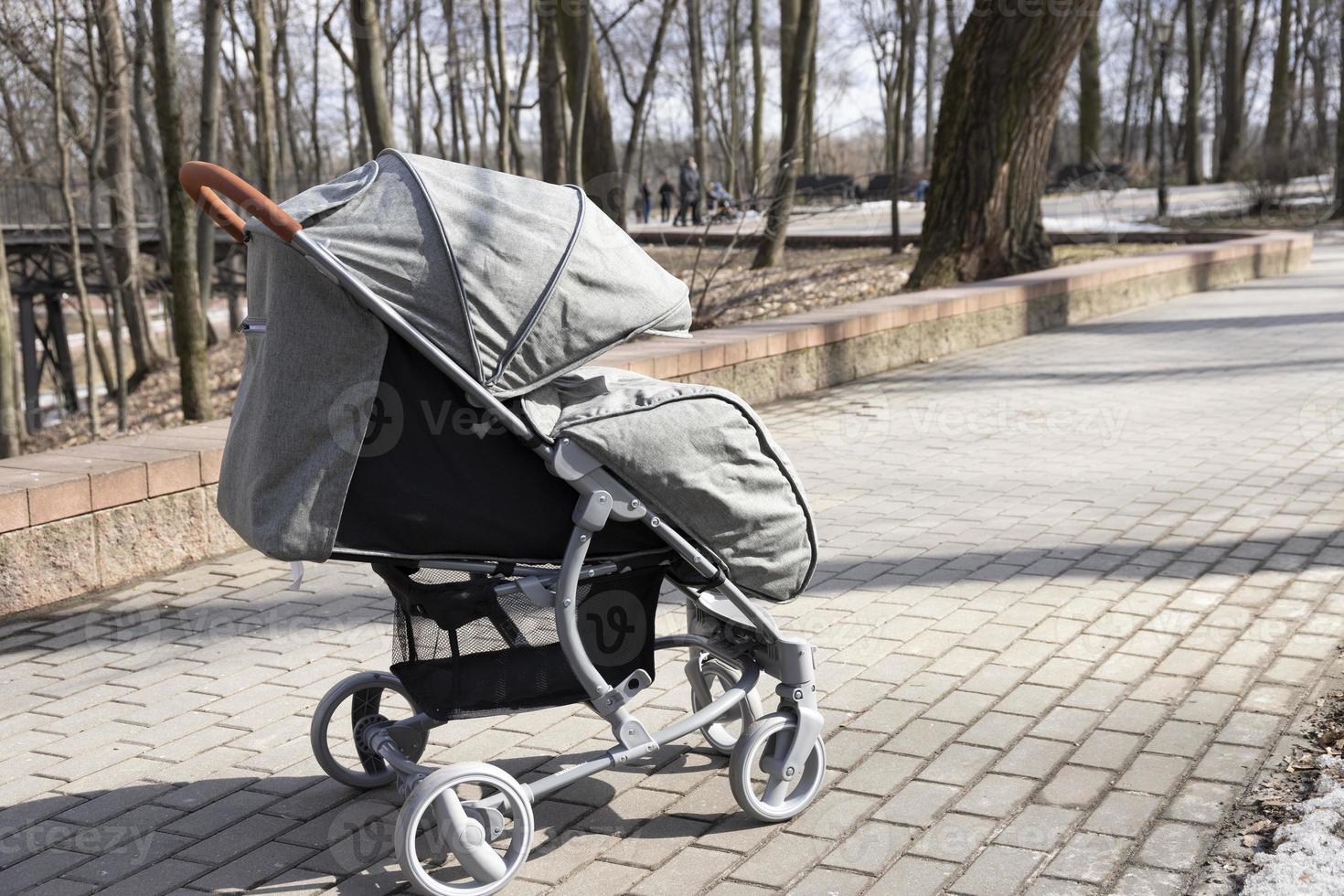 poussette bébé avec bébé dans le parc à l'extérieur. photo