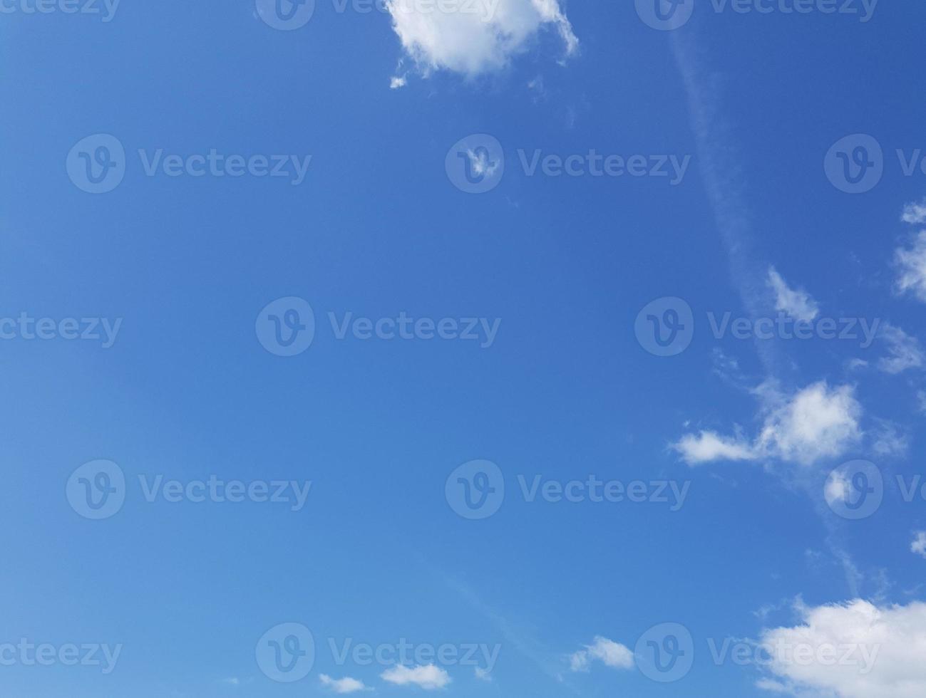 ciel bleu clair avec quelques nuages. photo