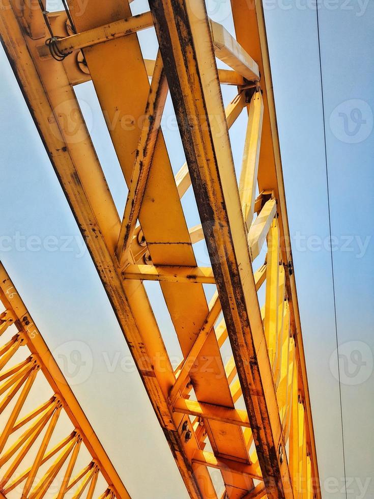 il s'agit de la charpente métallique d'un portique lanceur qui servira au montage des poutres préfabriquées en béton i poutrelle pci. photo