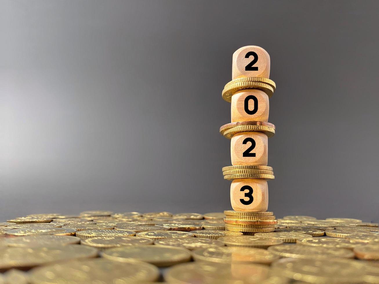 finance et économie du concept du nouvel an. Texte 2023 sur fond de cubes en bois. photo