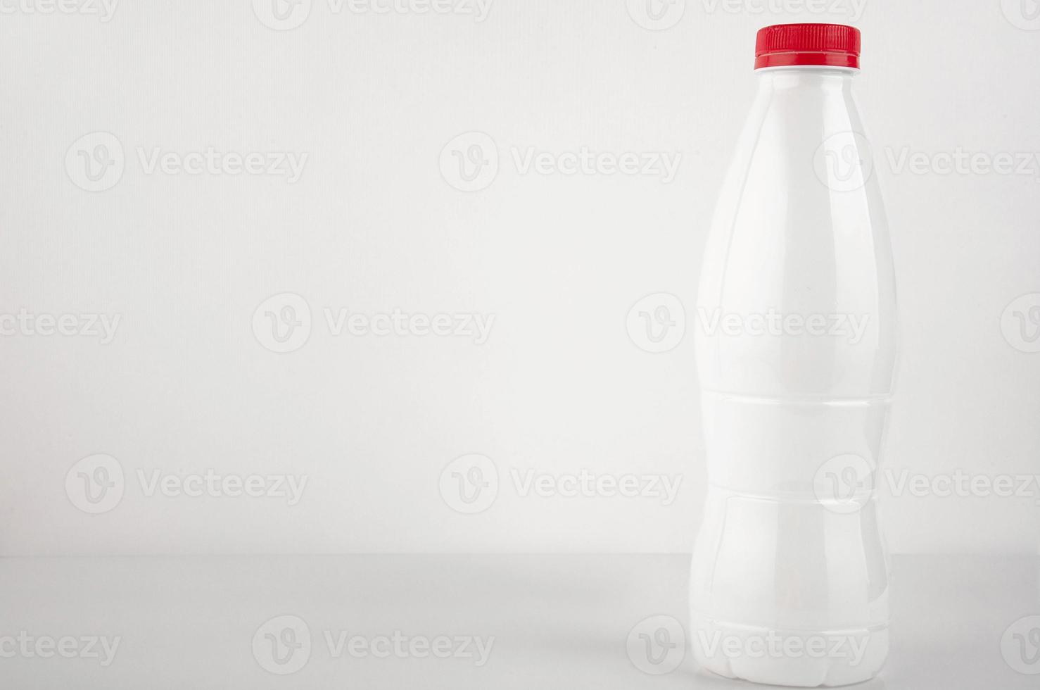 bouteille en plastique blanc pour le lait sur fond blanc. copie espace photo