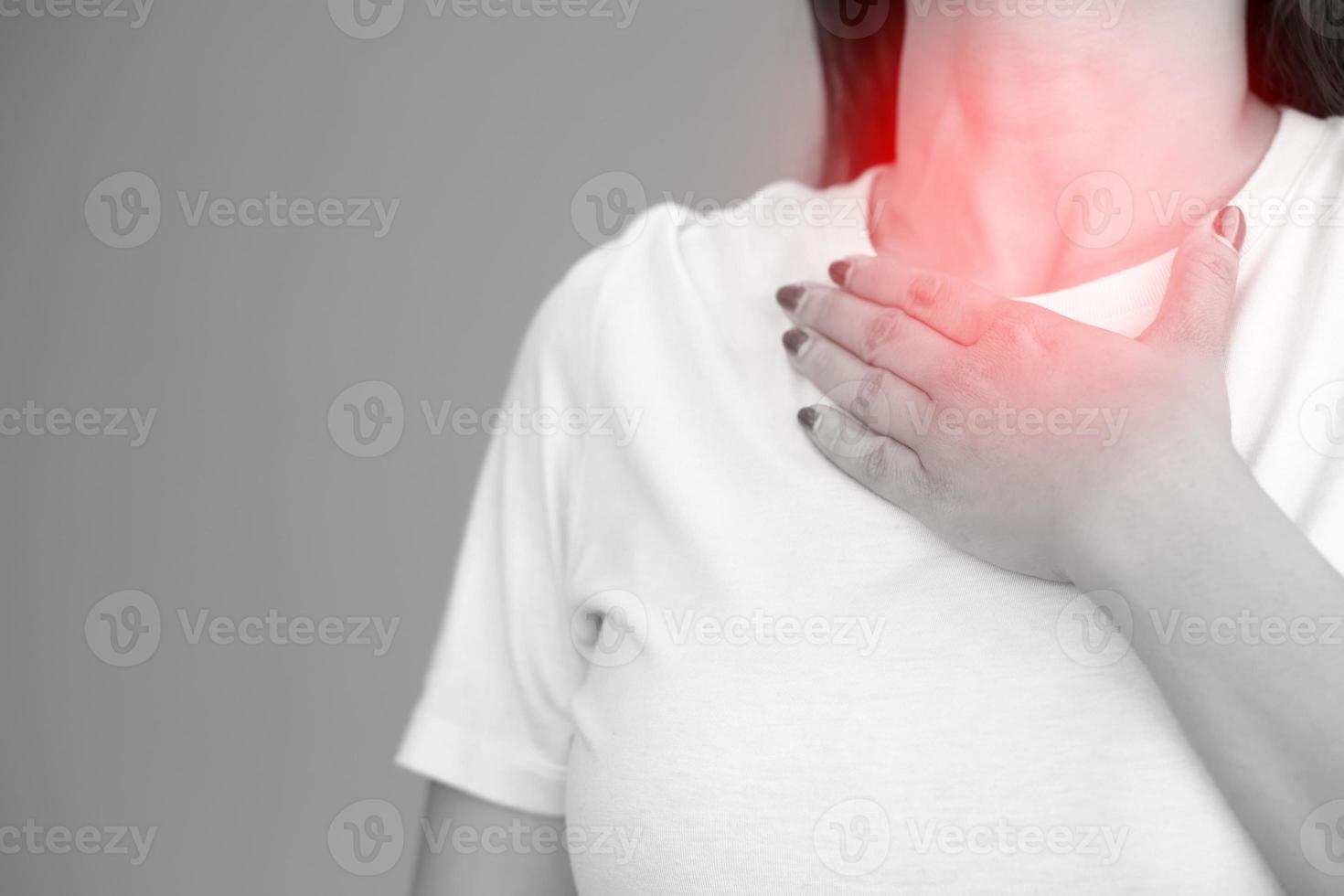 une femme a mal à la gorge à cause de la grippe et du covid-19. photo