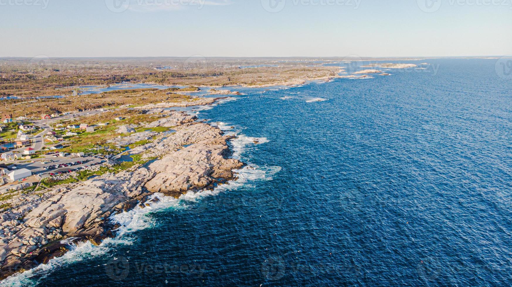 Vue à distance avec de grosses vagues aériennes- Peggy's Cove, Nouvelle-Écosse, Canada photo