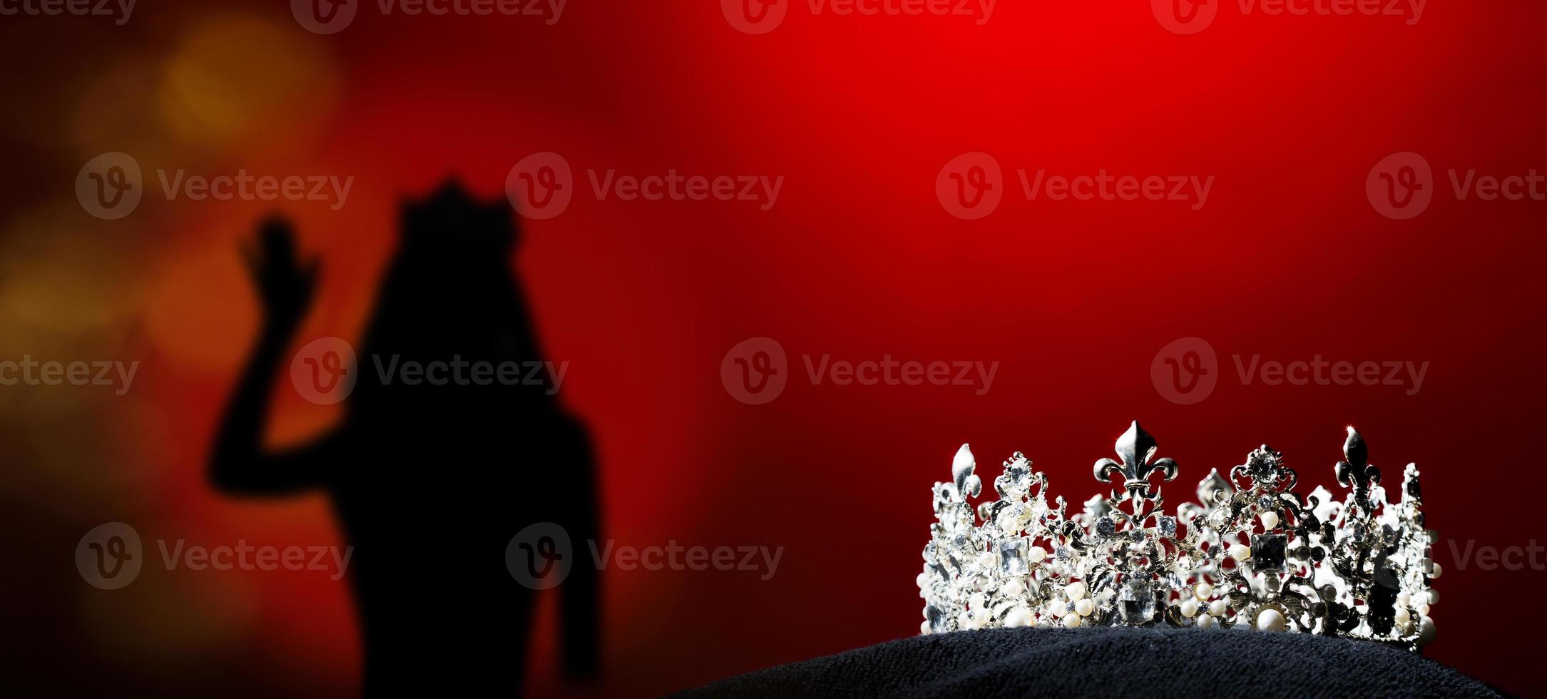 couronne de diamants d'argent du concours mondial de l'univers de beauté de miss pageant lumière scintillante sur l'oreiller noir, prêt à porter le plus beau gagnant, éclairage de studio fond dégradé super rouge dramatique photo