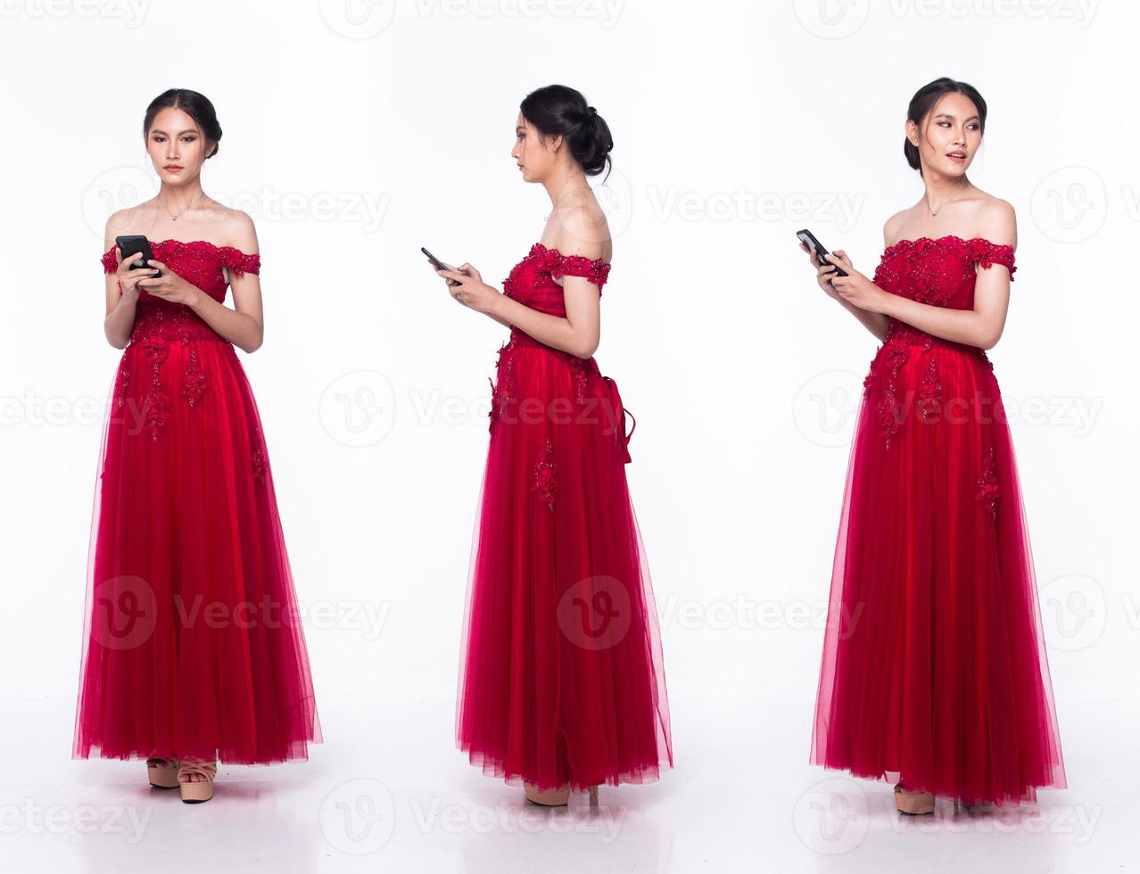 corps de pleine longueur d'une belle femme asiatique portant une robe de soirée rouge à paillettes, téléphone internet en état de marche photo