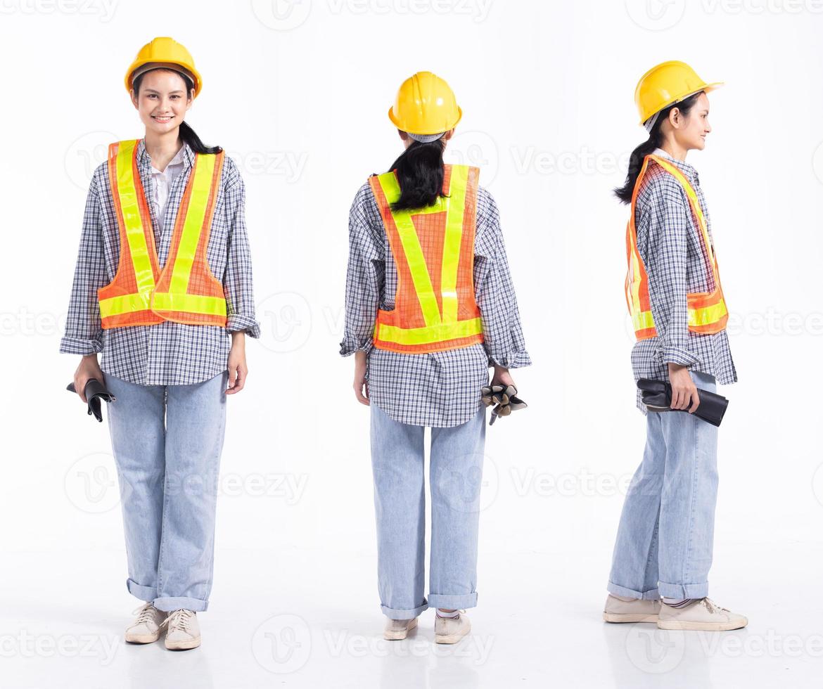 pleine longueur 20s jeune femme entrepreneur ingénieur de course mixte, 360 vue arrière arrière avant, porter des gants de casque de sécurité vastes. femme de bureau se sent sourire heureux sur fond blanc isolé photo