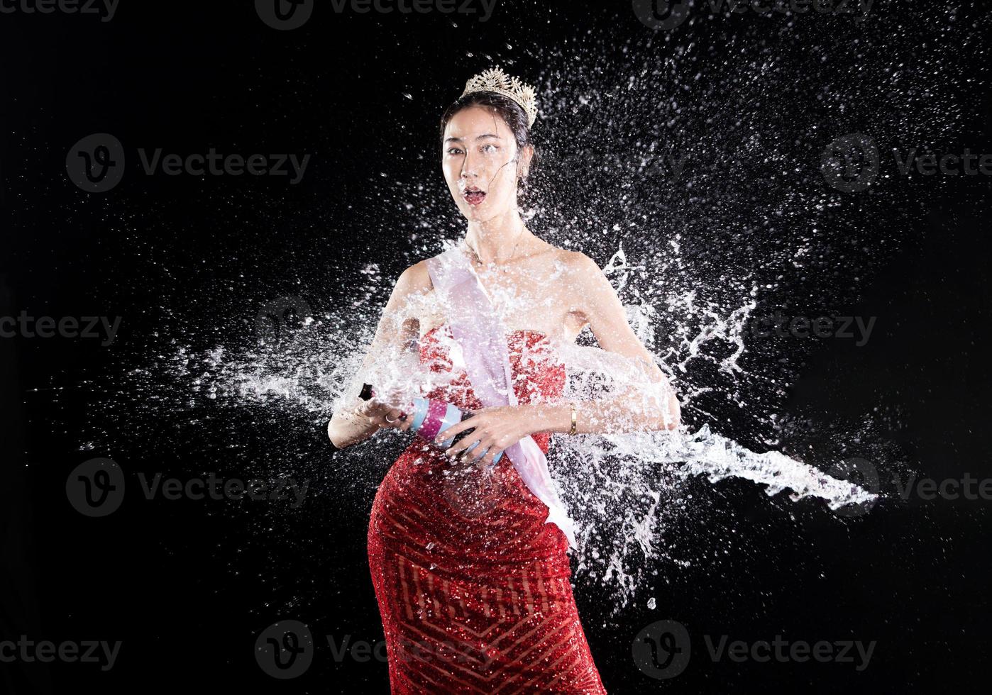 éclaboussures d'eau à l'arrière du concours de concours de beauté Miss avec couronne de diamants en gouttelettes photo