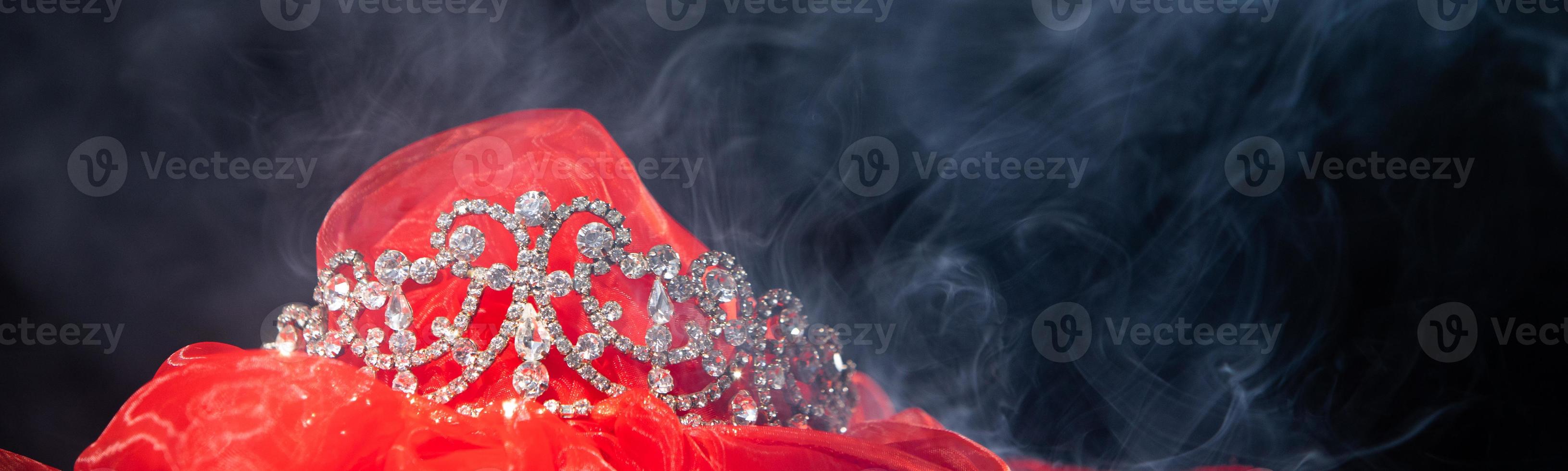 couronne d'argent de diamant pour le concours de reine de beauté de miss pageant, bijoux de diadème de cristal décorés de pierres précieuses et bokeh étincelant bannière d'espace de copie de fond sombre abstrait photo