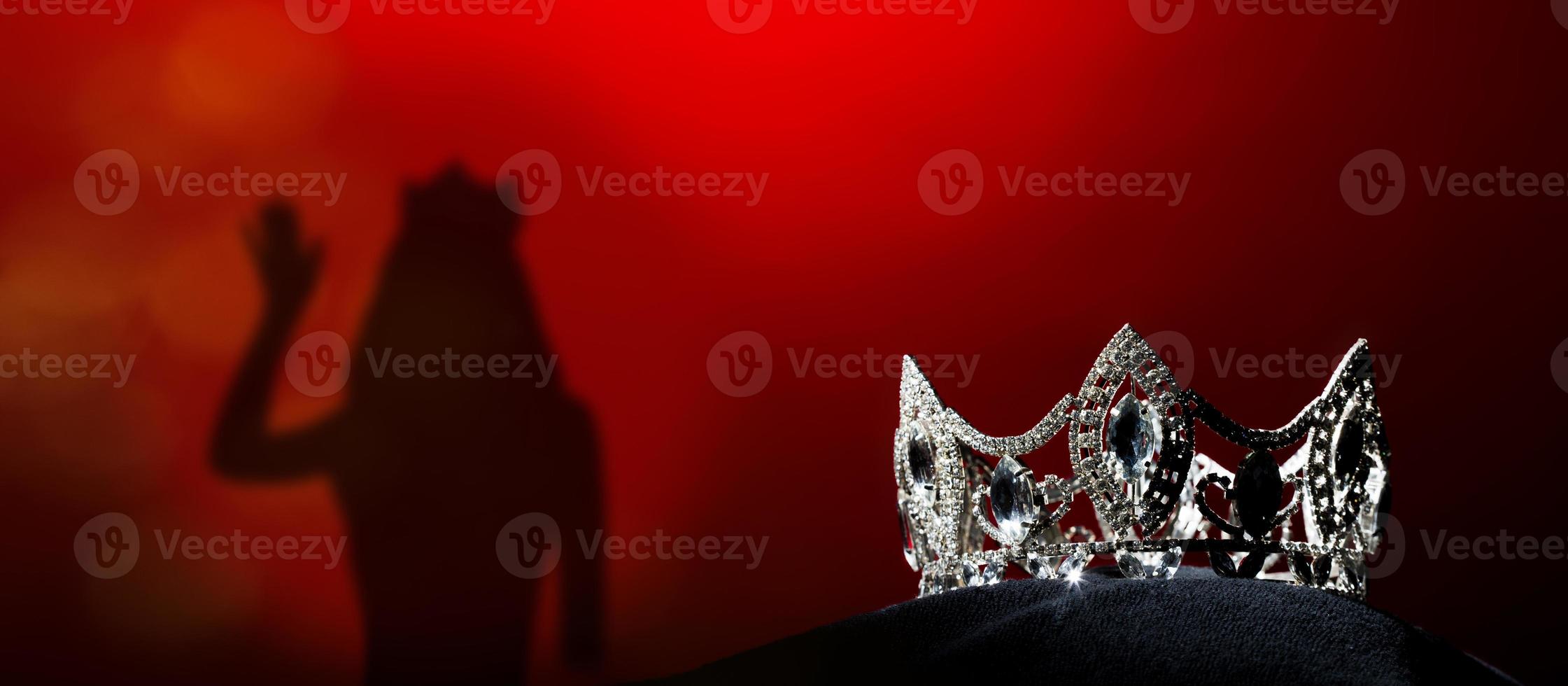 couronne de diamants d'argent du concours mondial de l'univers de beauté de miss pageant lumière scintillante sur l'oreiller noir, prêt à porter le plus beau gagnant, éclairage de studio fond dégradé super rouge dramatique photo