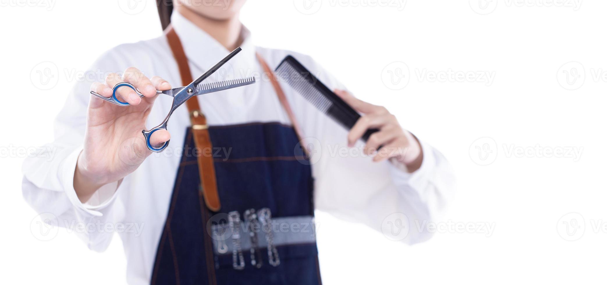 coupe de cheveux masculine dans un salon de coiffure en gros plan, client  se faisant couper les cheveux par un coiffeur avec un peigne et des ciseaux  11648227 Photo de stock chez Vecteezy