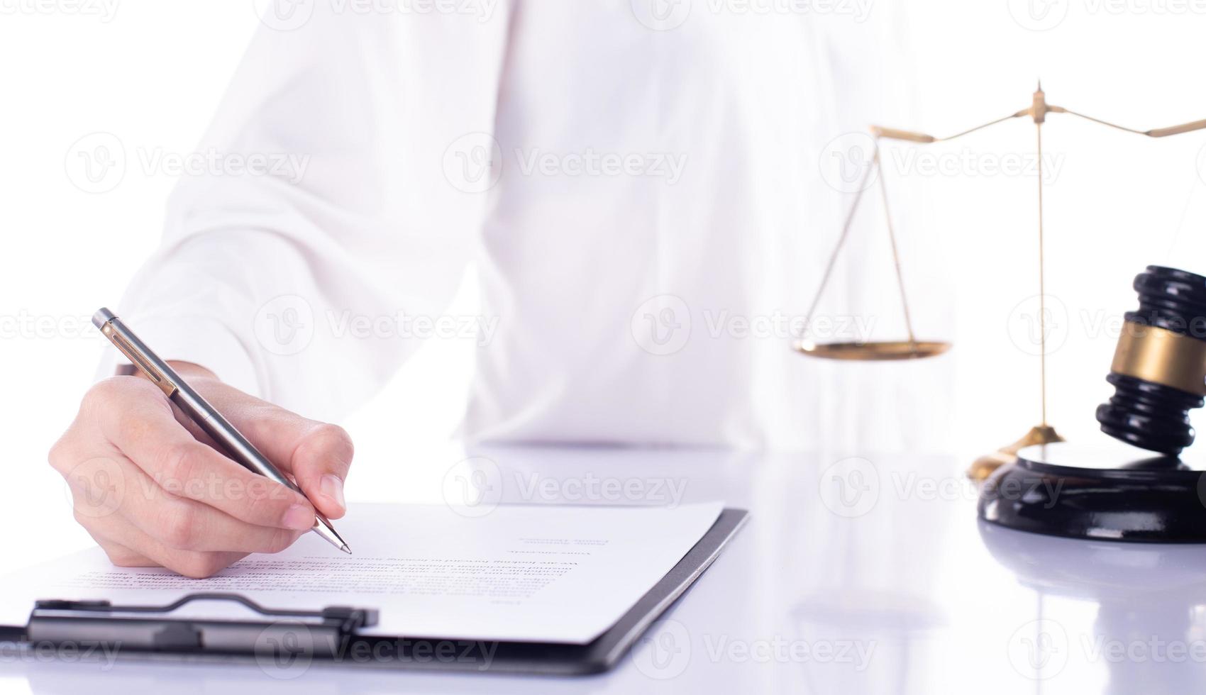 une femme d'affaires professionnelle fait un accord de document de justice juridique avec un lieu de travail de bureau d'avocat. autorité travaillant pour la justice pénale en tant que contrat de notaire confiant à l'intérieur, espace de copie photo