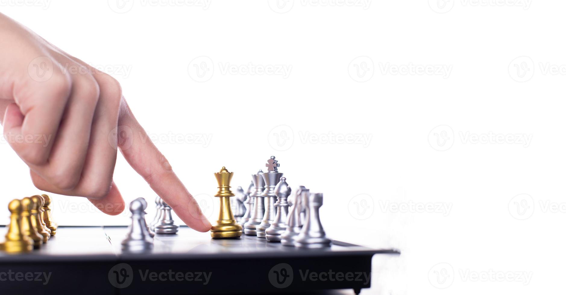 femme d'affaires joue aux échecs avec succès. le leader utilise un jeu de stratégie pour défier le concurrent avec un pouvoir de leadership intelligent pour amener le roi à la victoire avec l'idée de l'équipe de direction bataille pour gagner, espace de copie photo