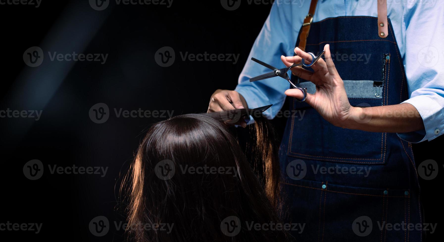 coupe de cheveux masculine dans un salon de coiffure en gros plan, client  se faisant couper les cheveux par un coiffeur avec un peigne et des ciseaux  11648227 Photo de stock chez Vecteezy