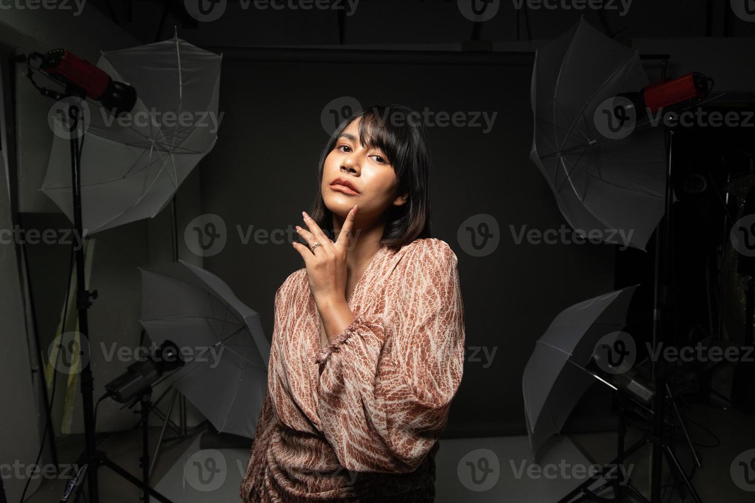 femme indienne asiatique montre un beau sourire lèvres heureuses, poses de mode en studio photo avec équipement