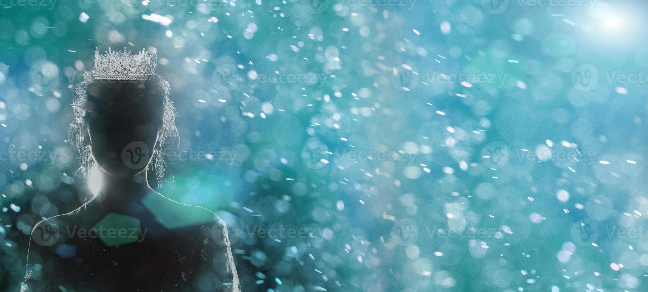 la couronne de diamants étincelants d'argent brille sur le bokeh bleu avec la silhouette d'une belle femme comme arrière-plan pour le concours de beauté de la reine de beauté, bannière de l'espace de copie photo