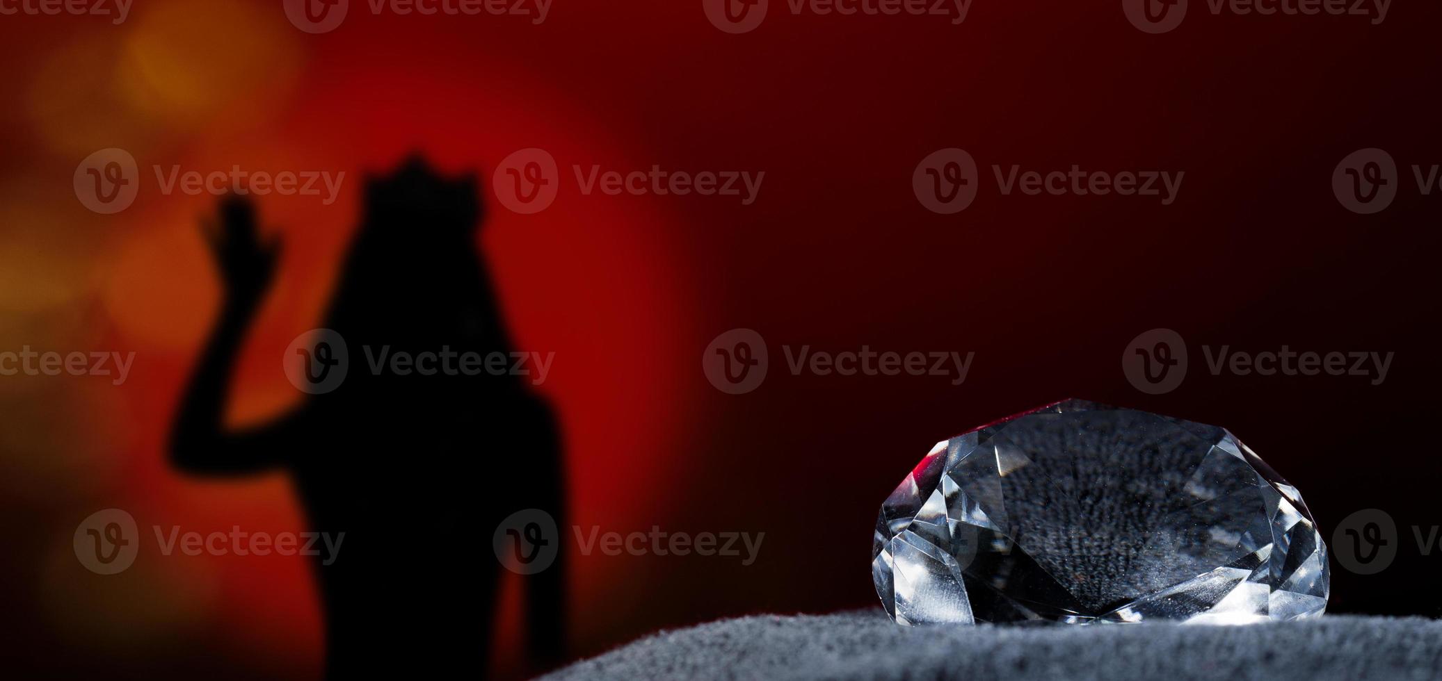 couronne de diamants d'argent du concours mondial de l'univers de beauté de miss pageant lumière scintillante sur l'oreiller noir, prêt à porter le plus beau gagnant, éclairage de studio fond dégradé super rouge dramatique photo