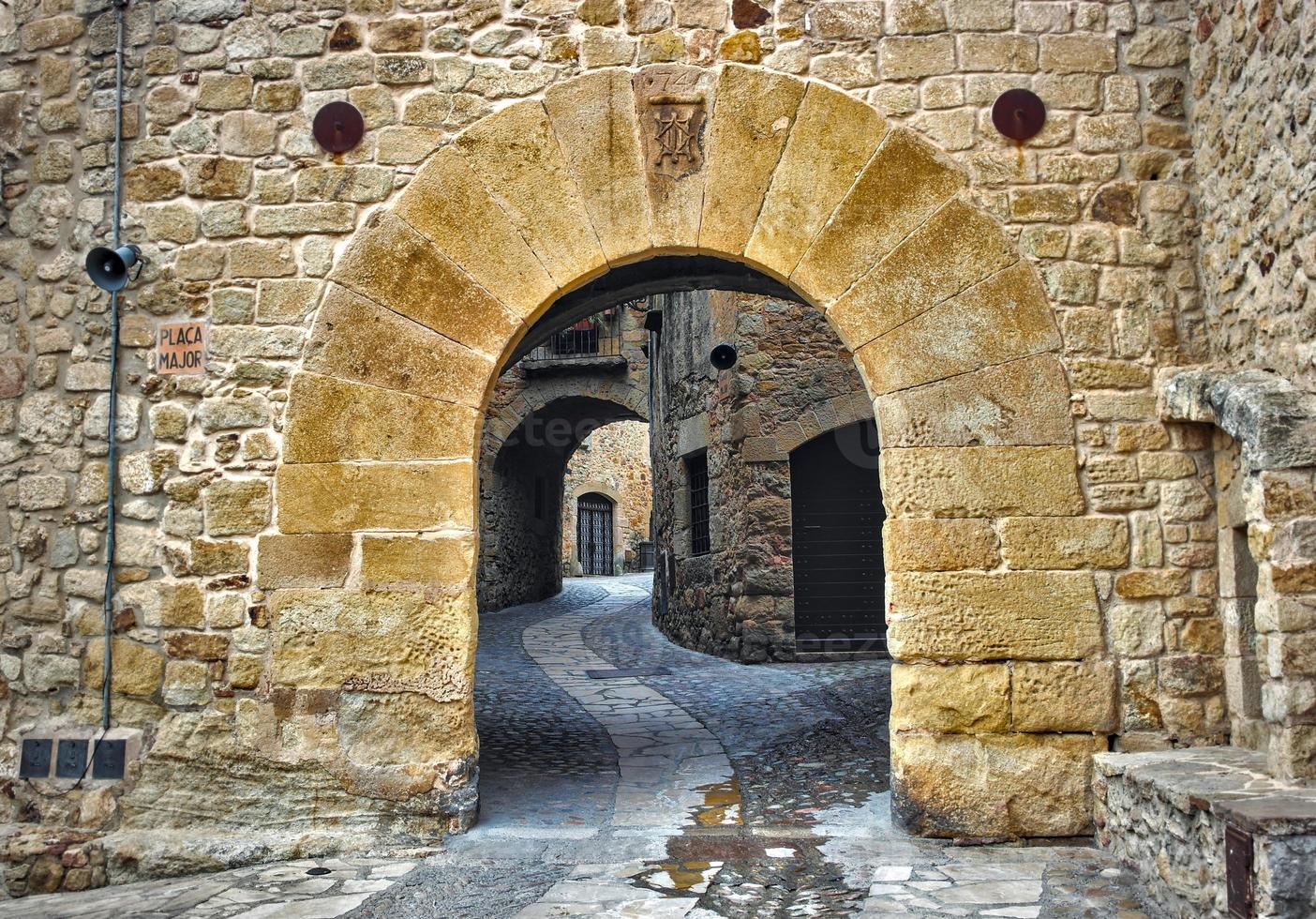 entrée avec arche en pierre d'une ville médiévale espagnole photo