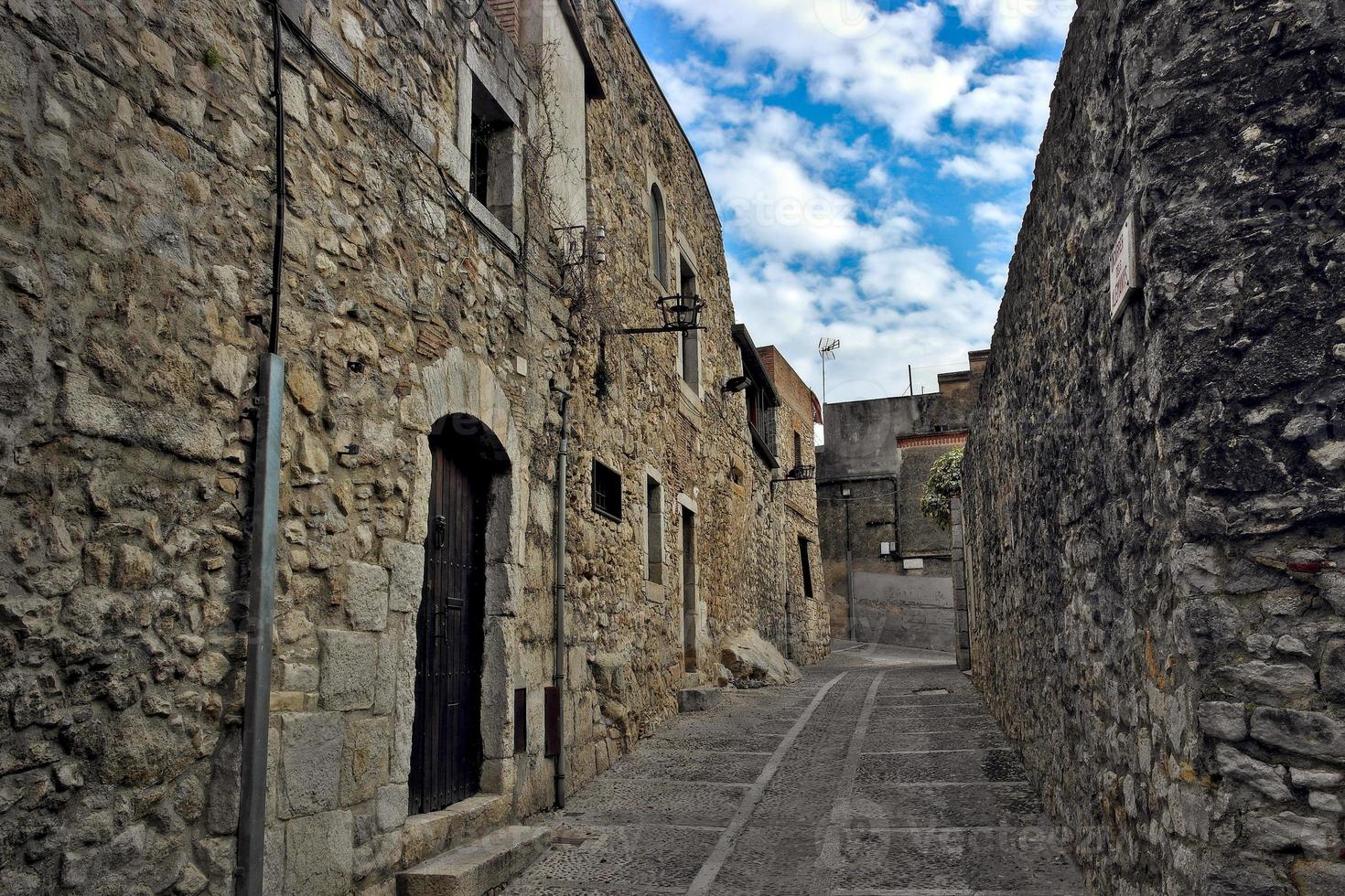 route dans une vieille ville médiévale en espagne photo