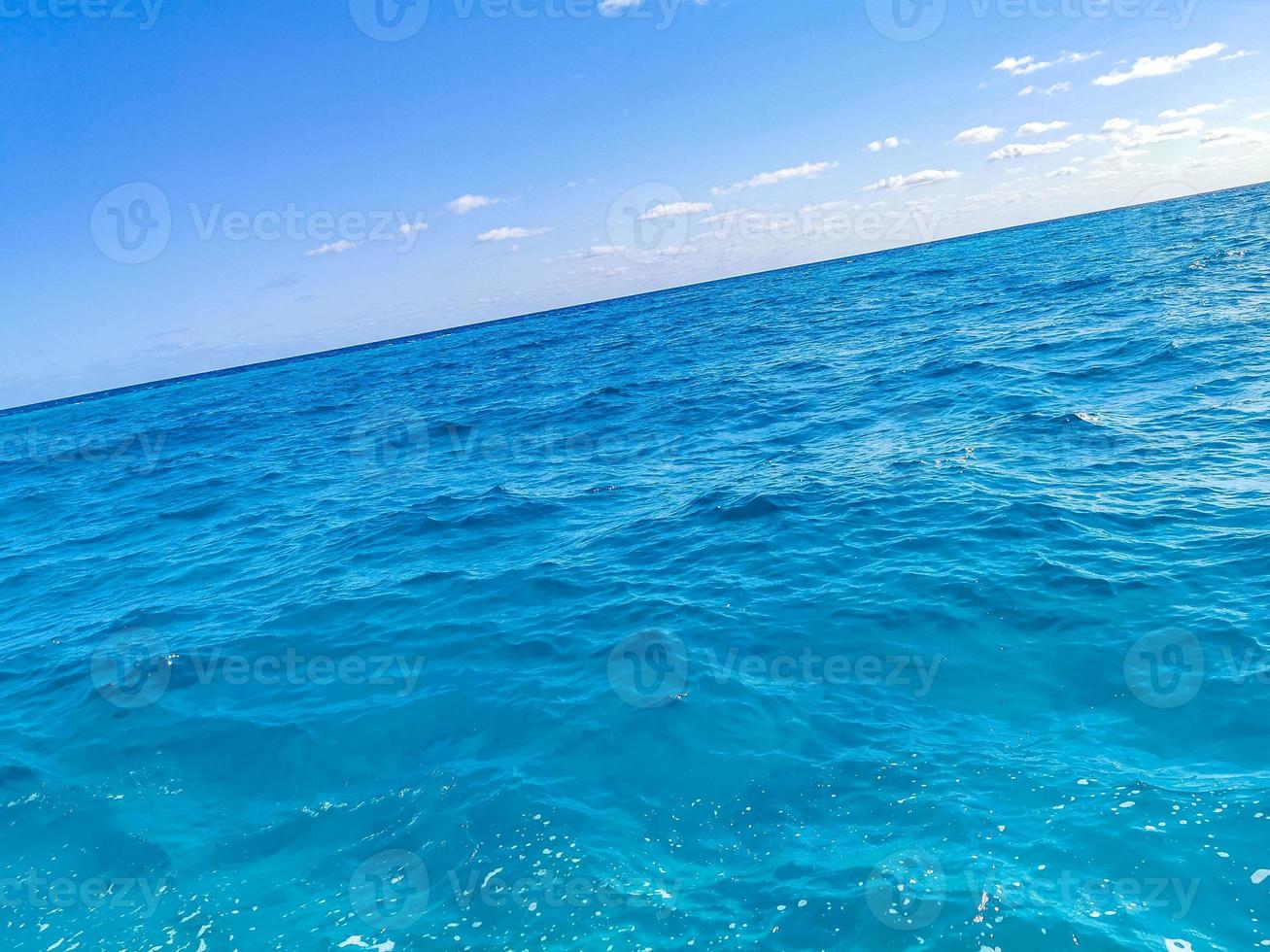 vagues d'eau turquoise bleue motif de texture océan et mer mexique. photo