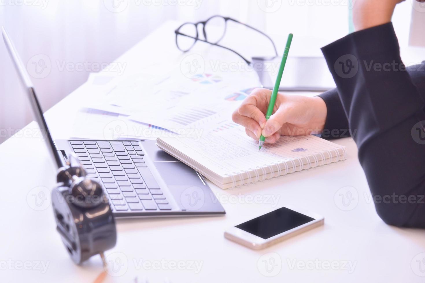 femme d'affaires travaillant au bureau moderne. photo