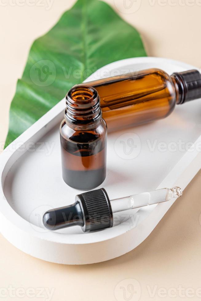 Bouteille cosmétique d'huile essentielle avec de l'huile pour pipette Photo  Stock - Alamy