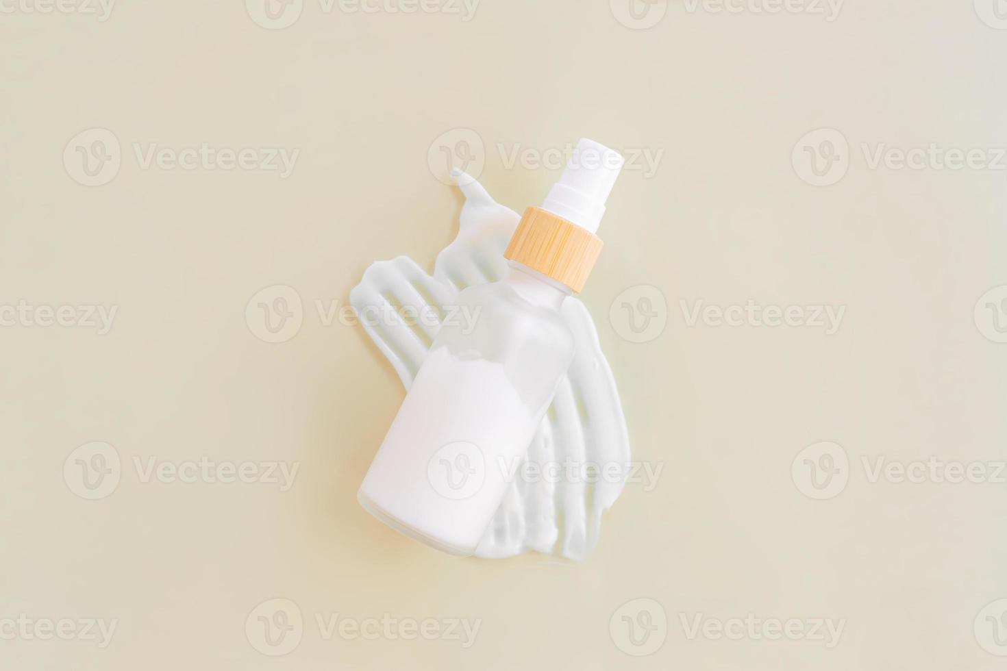 crème dans un pot de bouteille et frottis hydratant sur fond beige. vue de dessus de texture de produit cosmétique facial de beauté. lotion de soin du corps photo