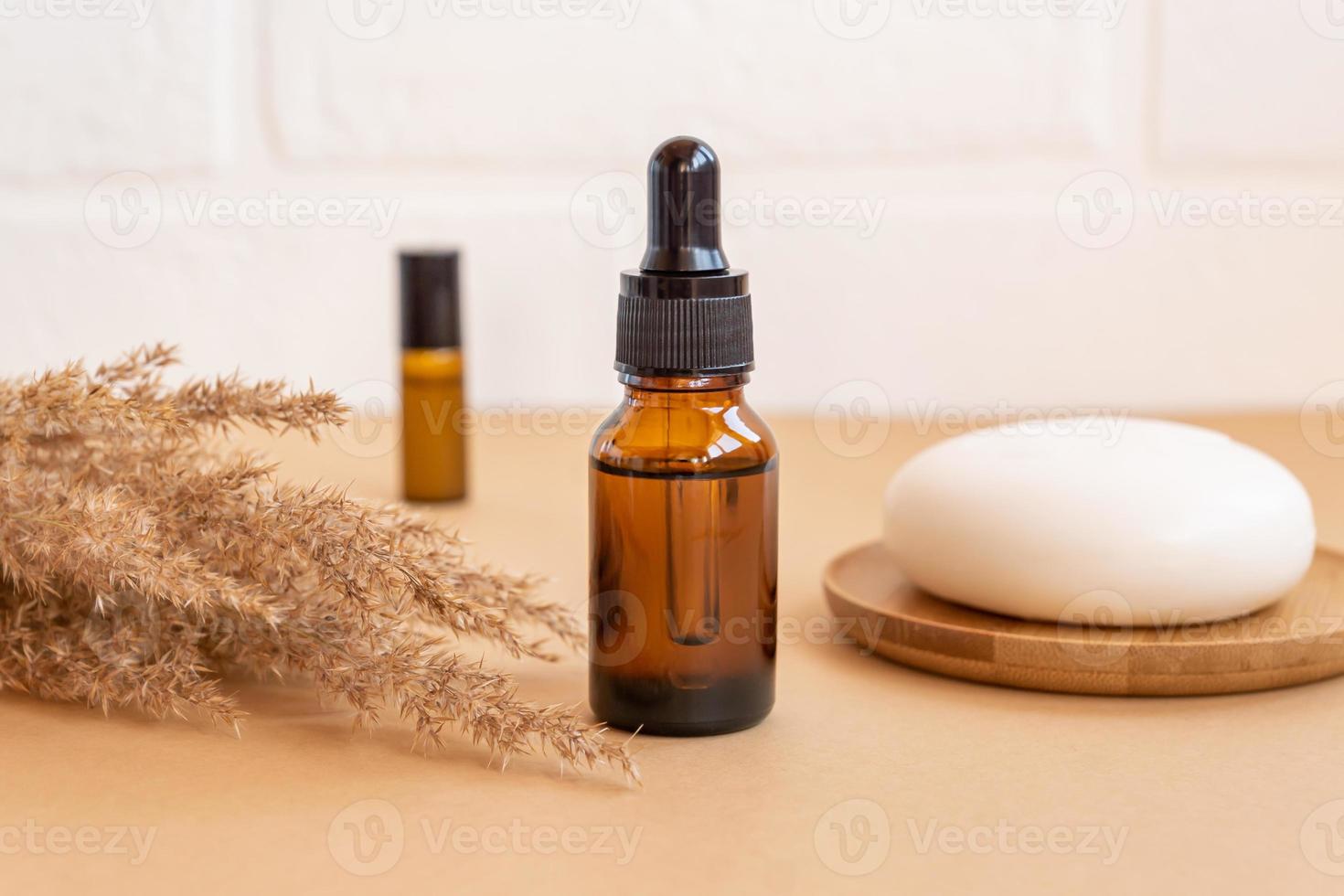 Bouteilles D'huiles Essentielles Cosmétiques Naturels Pour Les Soins De La  Peau