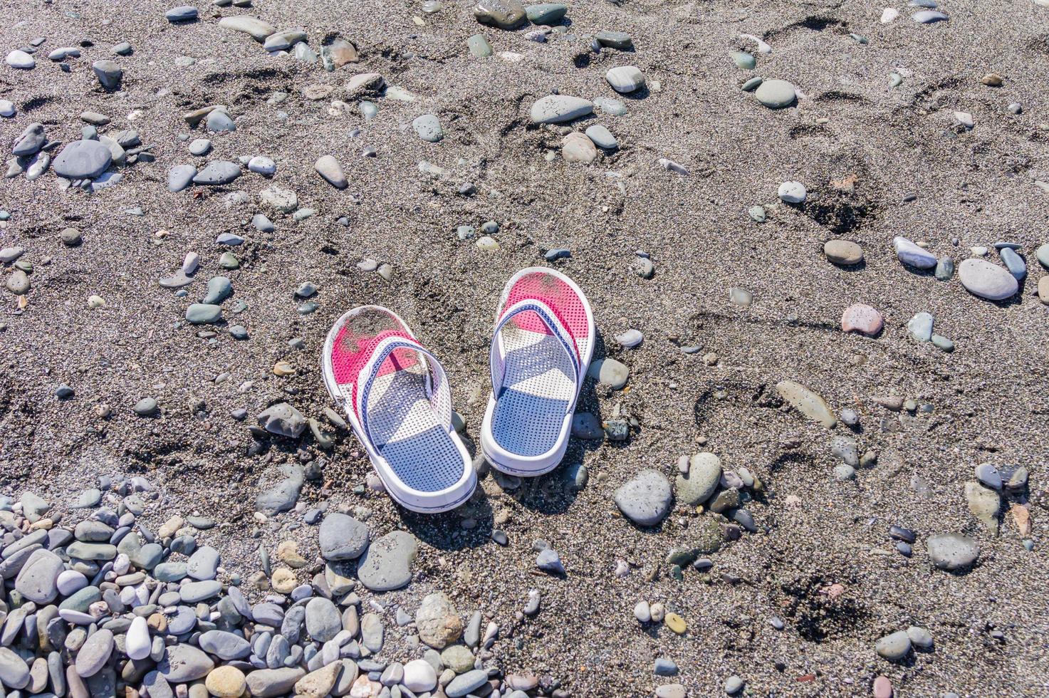 tongs pour enfants sur la plage. espace de copie. concept de tourisme et de vacances photo