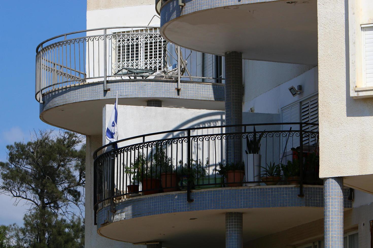 haifa israël 15 juin 2020. grand balcon sur la façade d'un immeuble résidentiel. photo