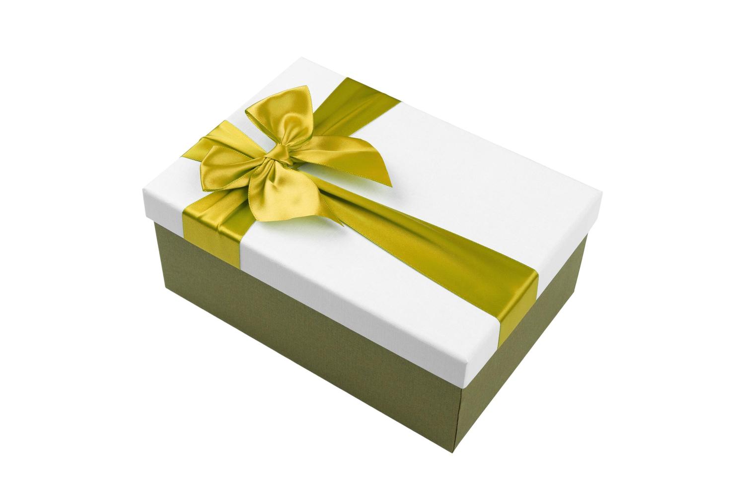Boîte cadeau blanche avec ruban glod isolé sur fond blanc photo