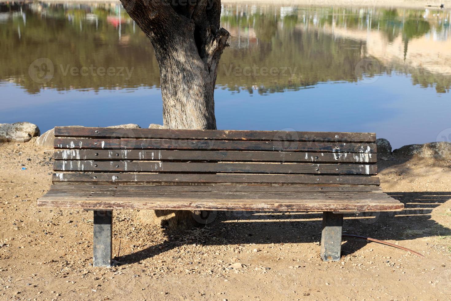 banc de repos dans le parc de la ville. photo