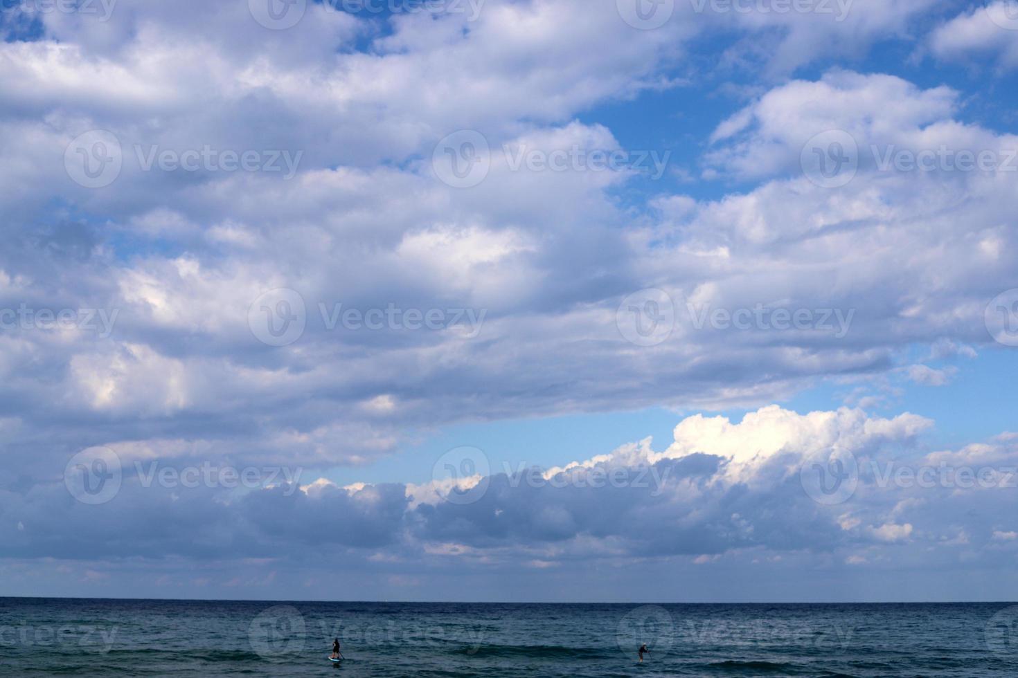 nuages dans le ciel au-dessus de la mer méditerranée. photo