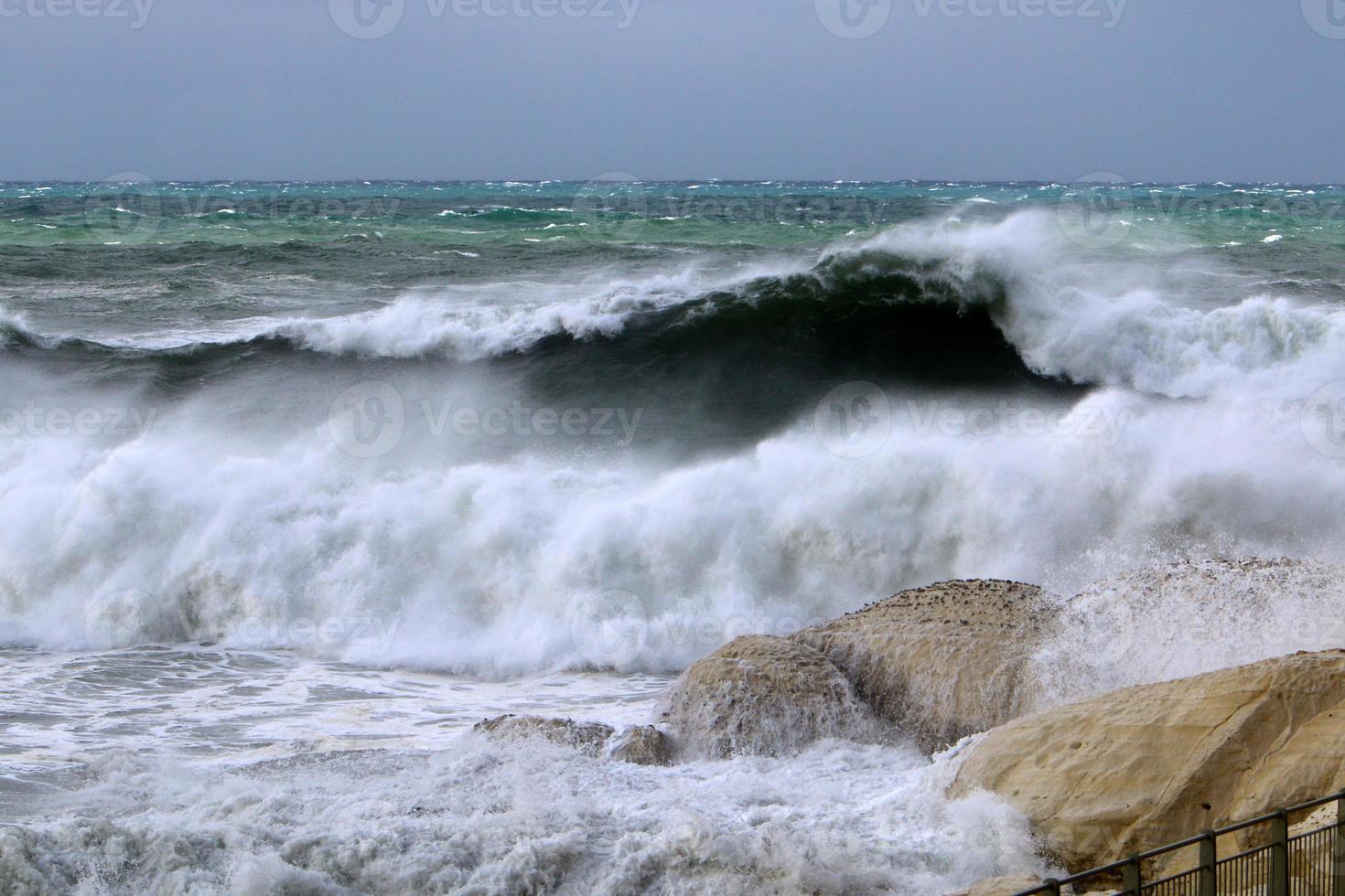 tempête sur la mer méditerranée dans le nord d'israël. photo