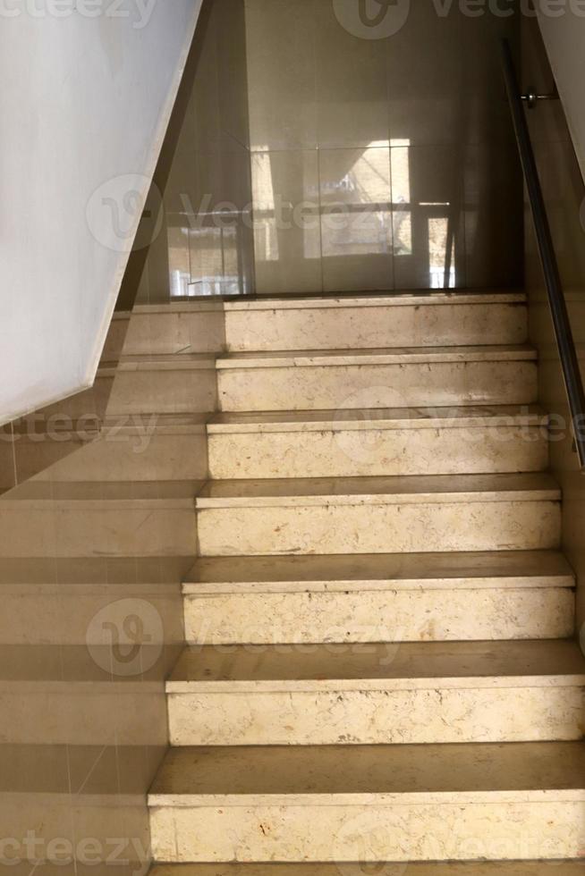 escalier dans le parc de la ville. photo