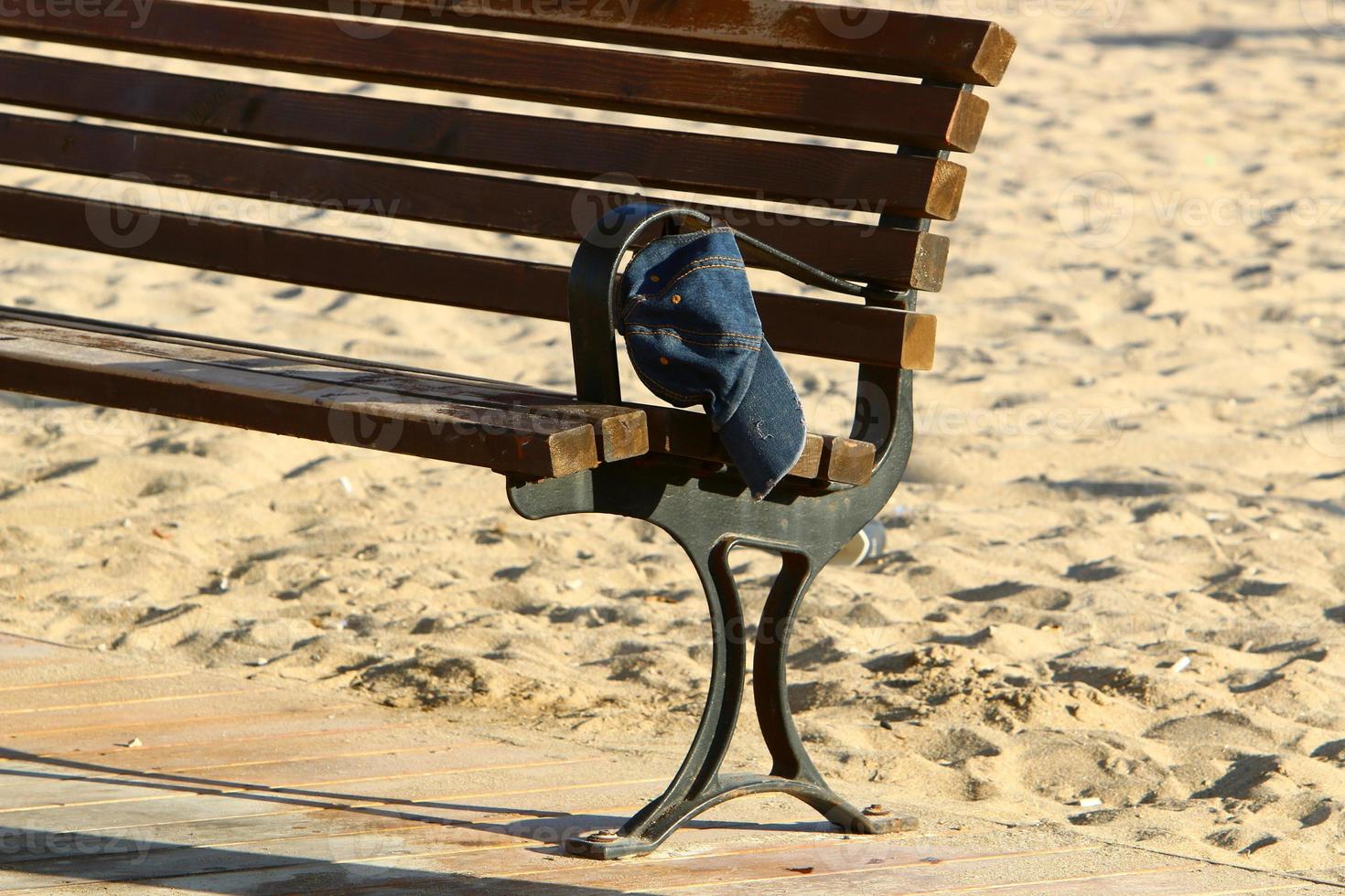 banc de repos dans le parc de la ville. photo