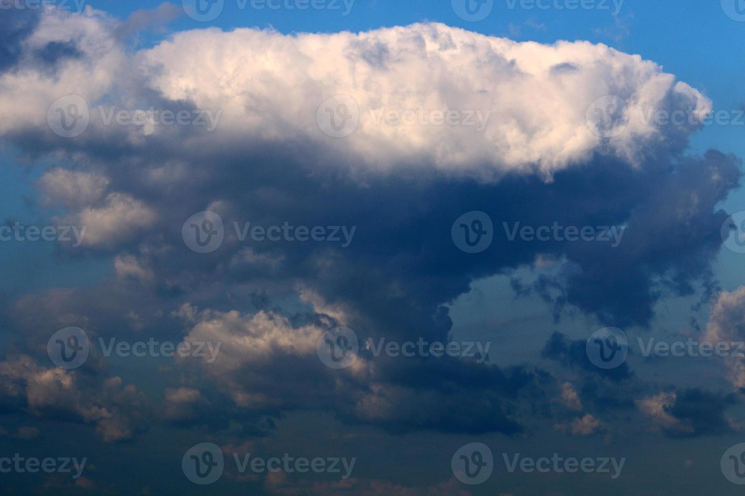 nuages dans le ciel au-dessus de la mer méditerranée. photo