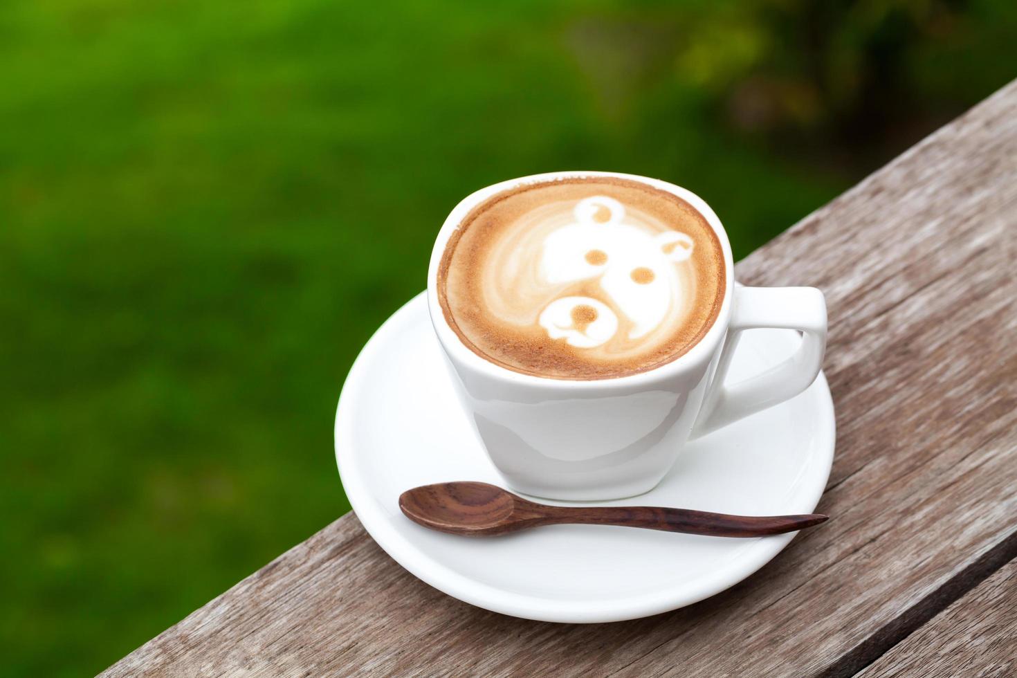 tasse de café au lait comme un visage d'ours. photo