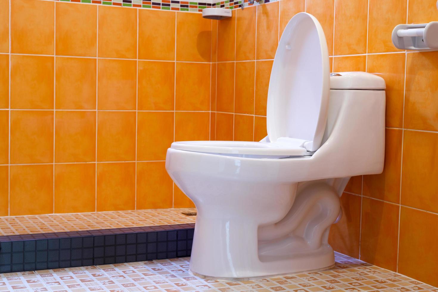 cuvette de toilette dans une salle de bain photo