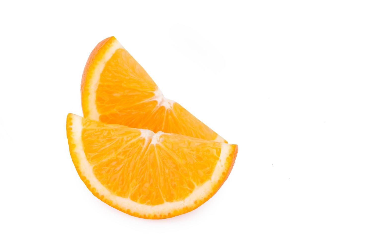 Tranche d'orange isolé sur fond blanc photo