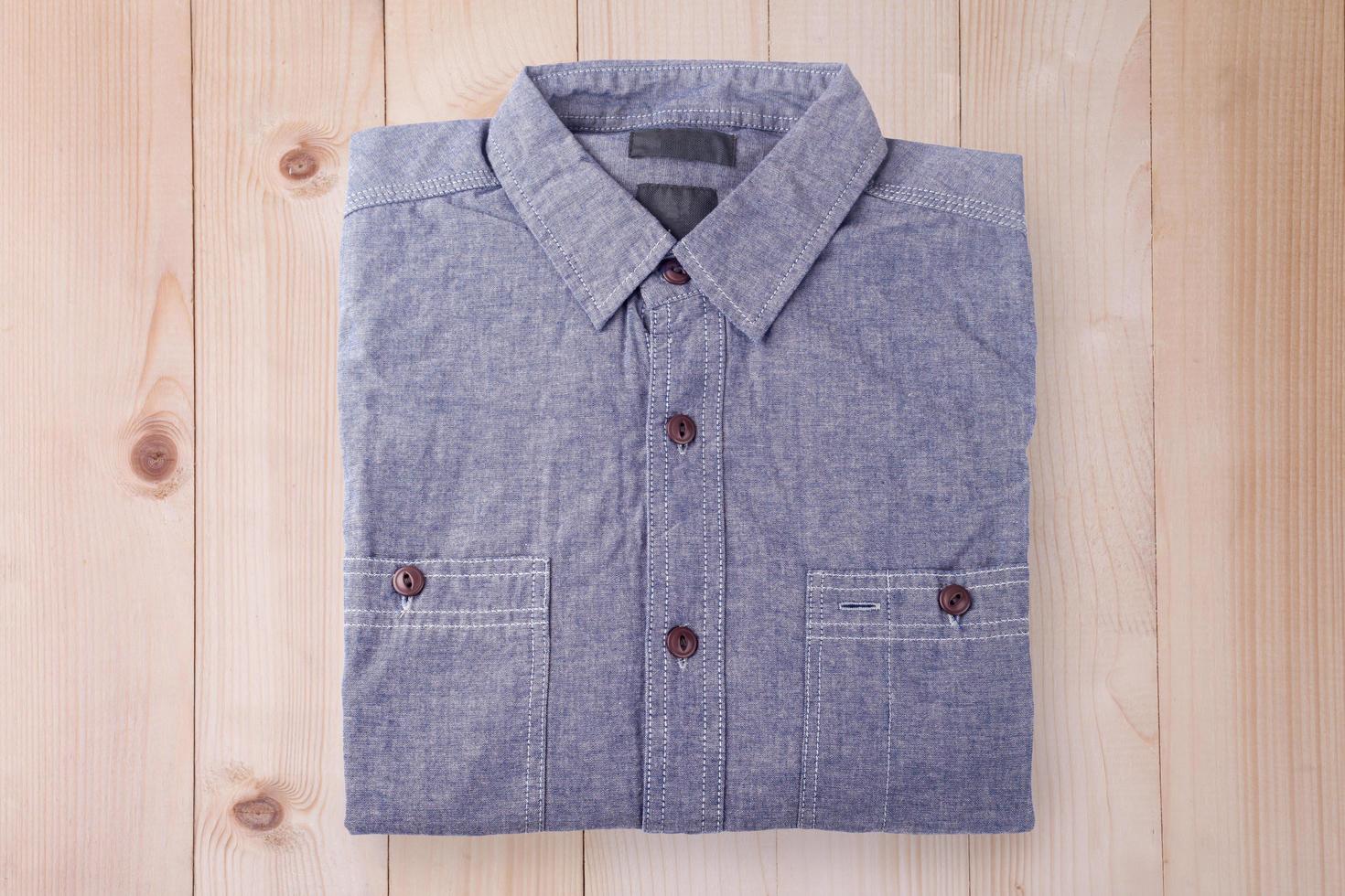 Chemise jeans bleu denim sur bois photo